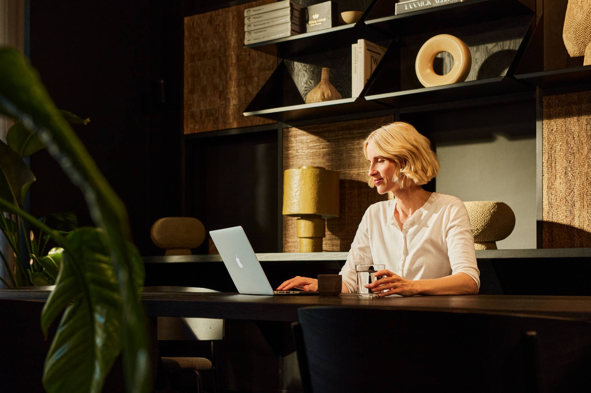 Nutzerin schaut auf Notebook.